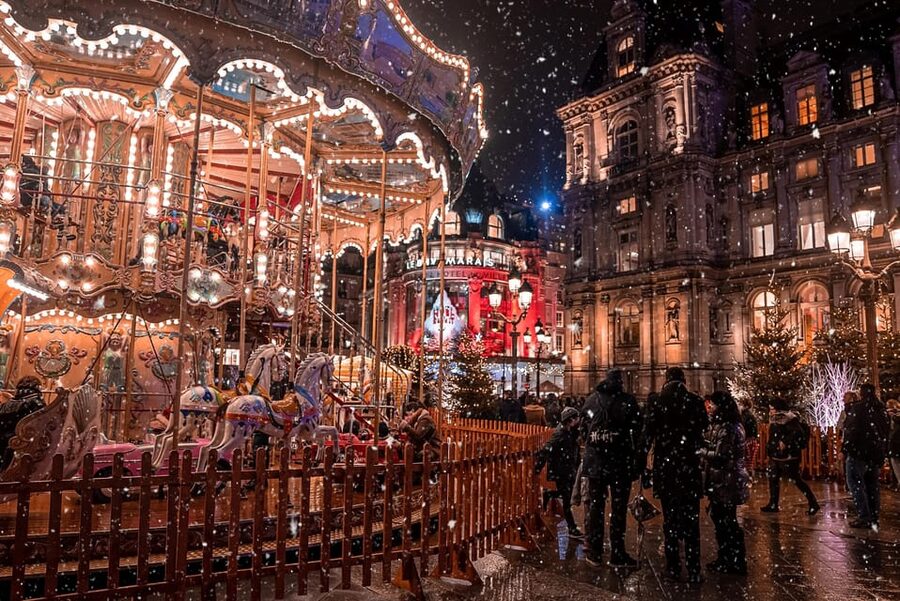 Paris: Christmas Market Guided at Notre Dame & Food Tasting - Square René Viviani Christmas Market