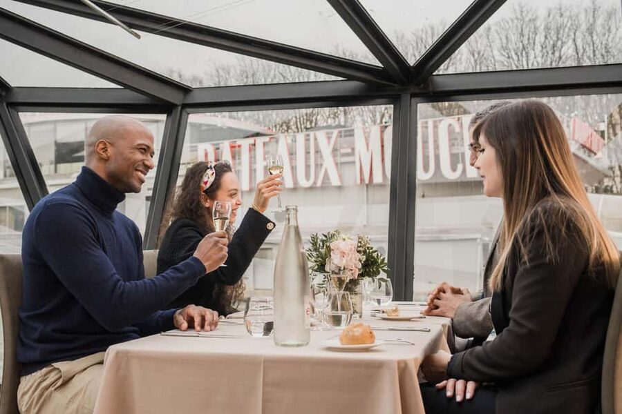 Paris : Christmas Special Lunch Cruise on the Seine River - The meal, wine, and piano music