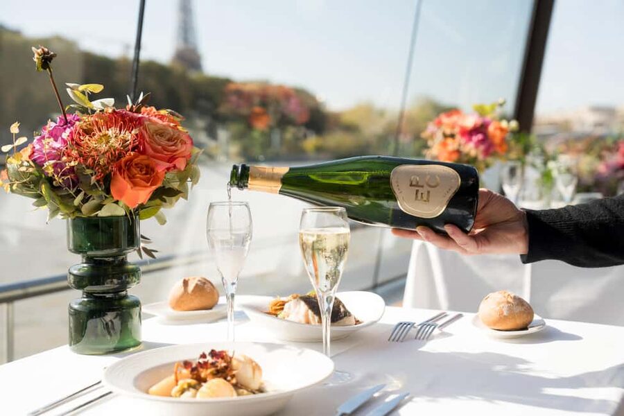 Paris : Christmas Special Lunch Cruise on the Seine River - Who will enjoy this cruise most