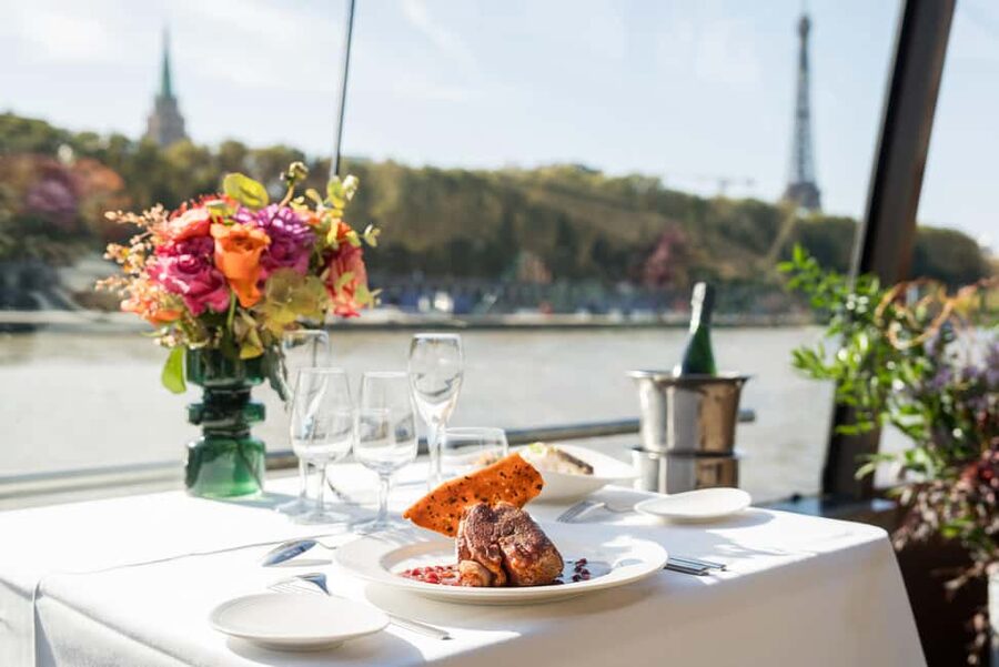 Paris : Christmas Special Lunch Cruise on the Seine River - Practical details that make the day easier