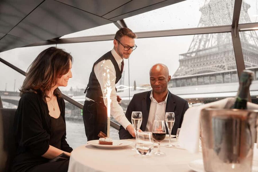 Paris : NYE Special Diner Cruise on the Seine River - A New Year’s Eve View From the Seine