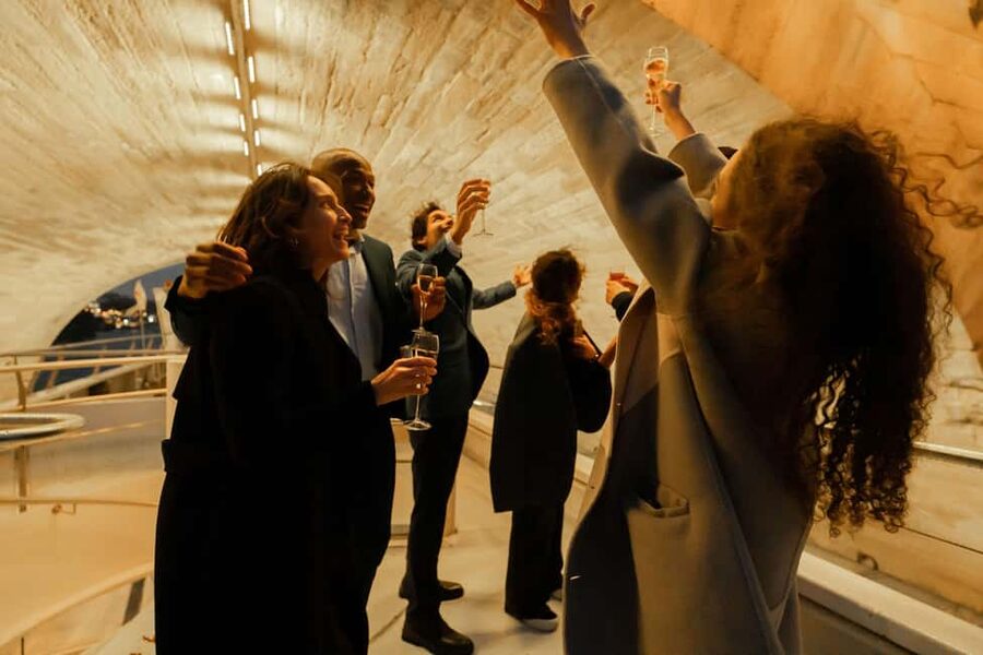 Paris : NYE Special Diner Cruise on the Seine River - Piano, Violin, and the 9 p.m. Option