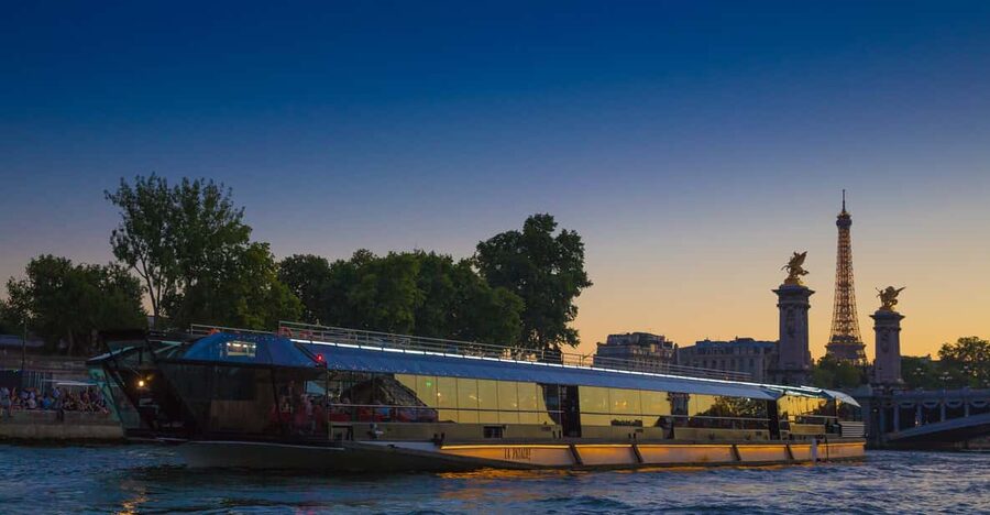 Paris : NYE Special Diner Cruise on the Seine River - Arriving at the Bateaux Mouches Pier
