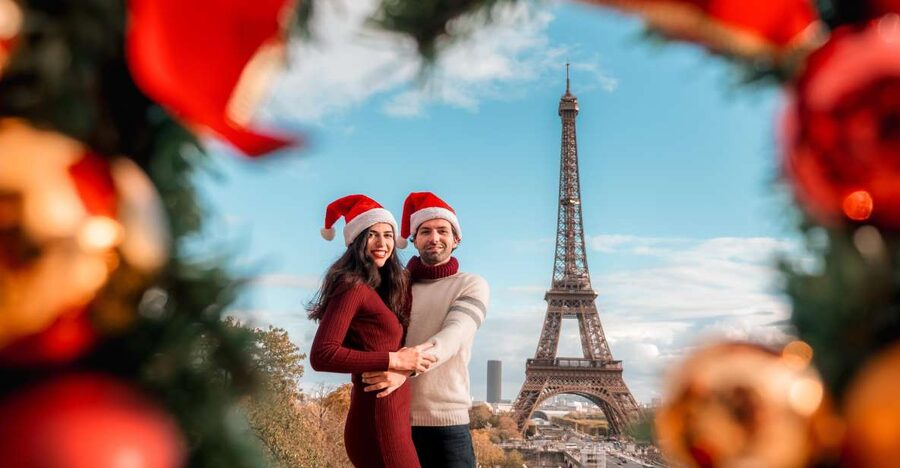Paris: Private Christmas Photoshoot with Props - Eiffel Tower portraits from Trocadéro Square