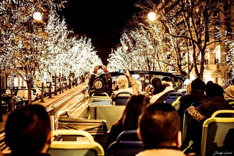 Paris: Tootbus Open-Top Christmas Bus Tour - Louvre, department stores, and the final stretch