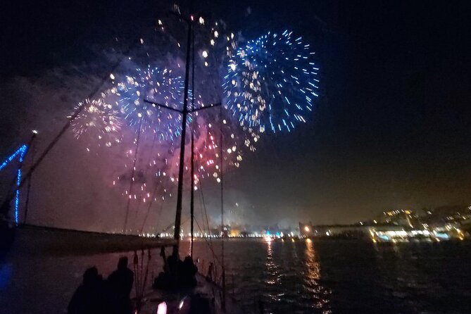 Passing the Year in a Boat with Champagne and Fireworks - Why a boat is a smart place to welcome the new year