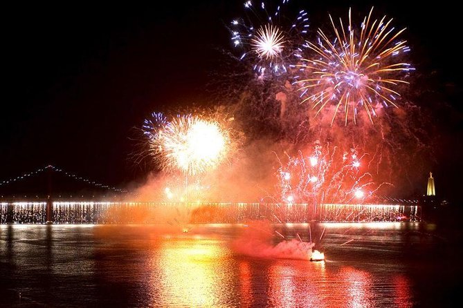 Passing the Year in a Boat with Champagne and Fireworks - The return sail and the end of the night