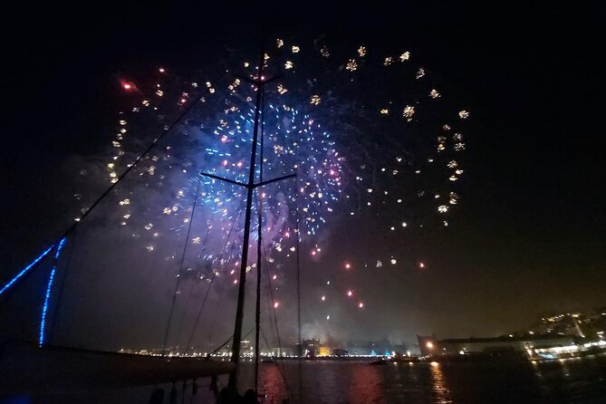 Passing the Year in a Boat with Champagne and Fireworks - Doca de Santo Amaro: arrive early for the 11 p.m. departure