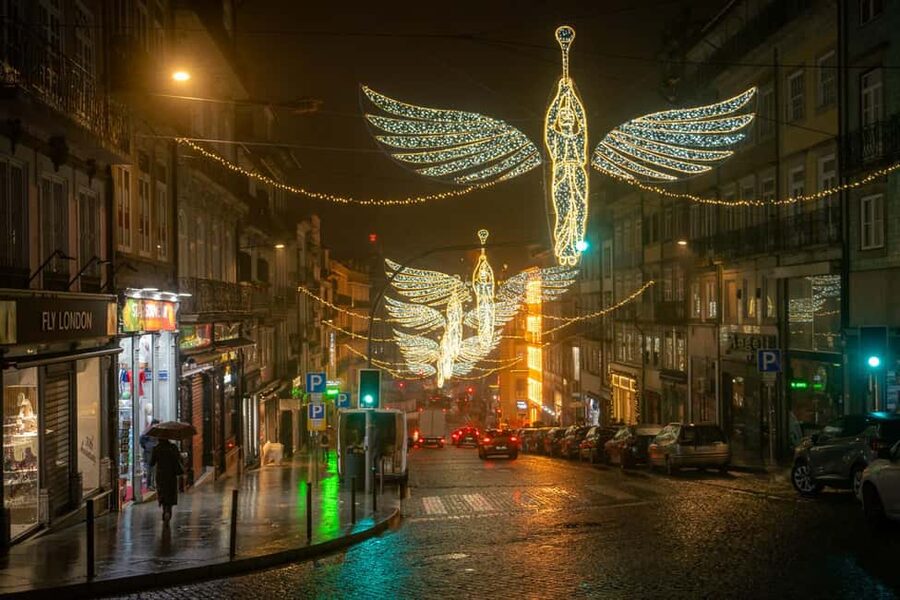 Porto: Christmas Lights Flexible Walking Tour - Santo Ildefonso Church and Praça da Batalha