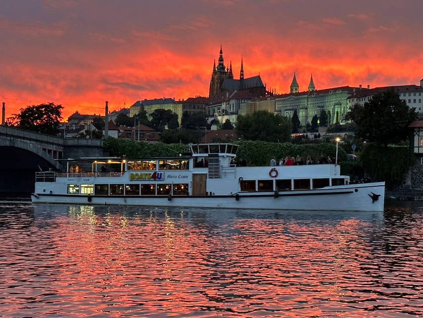Prague: Advent Boat Cruise with Sweets and Hot Drinks - Christmas carols and a warm drink