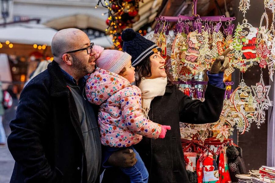 Prague: Christmas/Easter Markets Tour with Photoshoot - How the photoshoot works during the walk