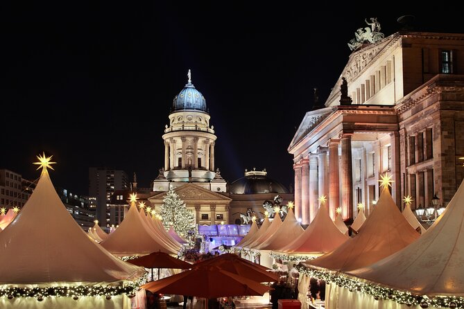 Private Berlin Christmas Walk with Räuchermännchen Magic - Pariser Platz and the road to Brandenburg Gate