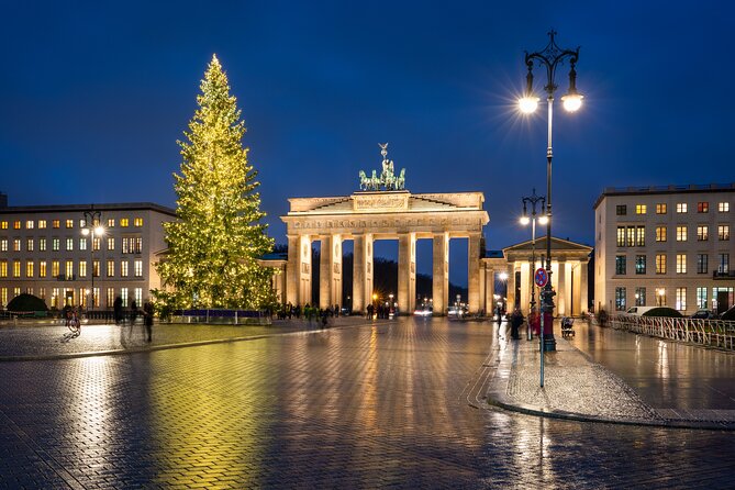 Private Berlin Christmas Walk with Räuchermännchen Magic - Brandenburg Gate and the Quadriga overhead