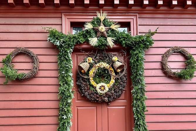 Private Colonial Williamsburg Christmas Holiday Decorations Walking Tour - What is included, and what you should bring