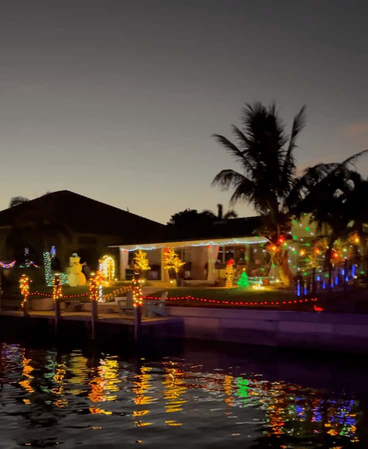 Punta Gorda: Holiday Lights Tiki Boat Cruise - Choosing between 5:15 PM and 7:45 PM