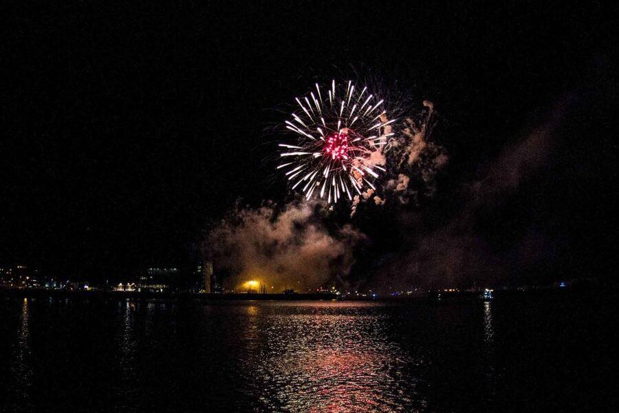Reykjavik: New Year's Eve Fireworks Cruise - Sailing into Faxaflói Bay