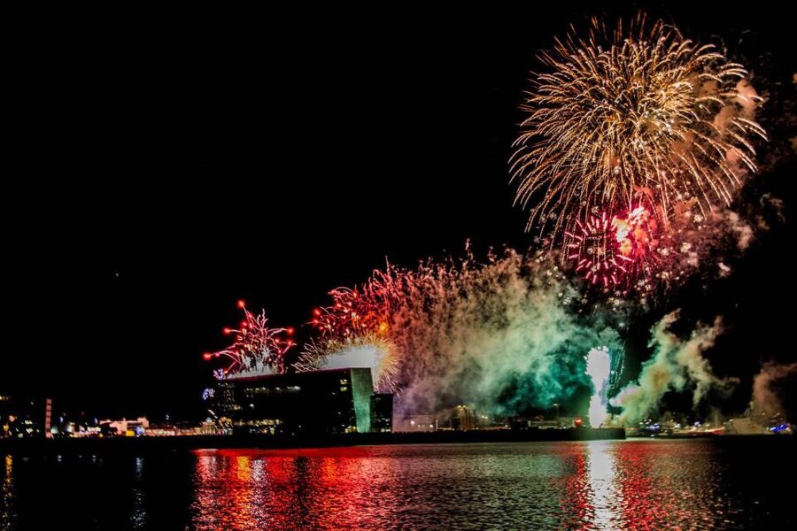 Reykjavik: New Year's Eve Fireworks Cruise - Midnight from the open deck