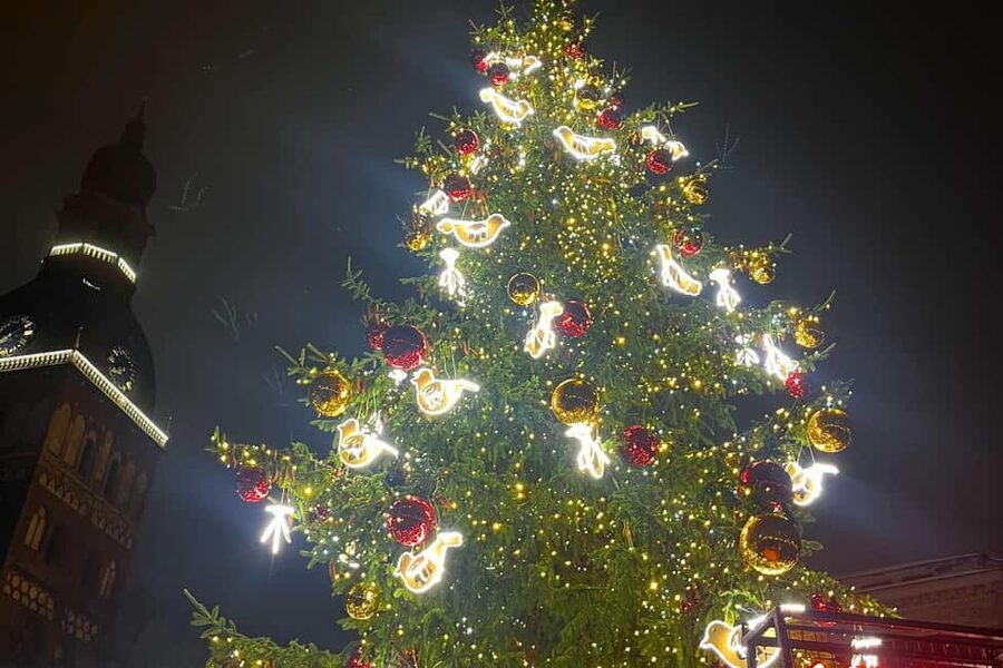 Riga: Old Town Legends & Christmas Spirit Walking Tour - The Christmas market and Latvian traditions