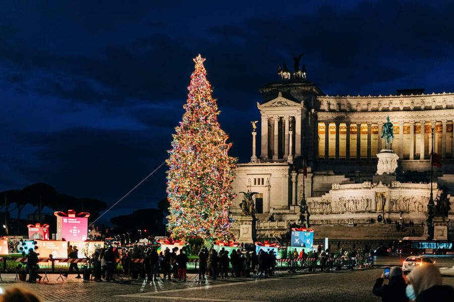 Rome: Christmas Lights Walking Tour - Via dei Coronari and the walk toward the river