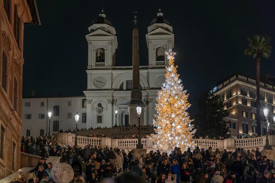 Rome: Christmas Lights Walking Tour - Meeting the guide at the Spanish Steps