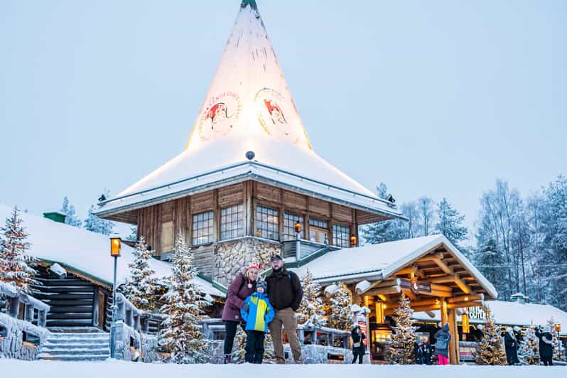 Rovaniemi: Private Pro Photoshoot in Santa Claus Village - Why a private Santa Claus Village photoshoot can be worth it
