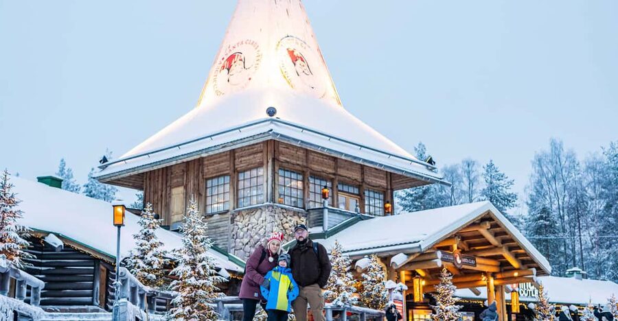 Rovaniemi: Private Pro Photoshoot in Santa Claus Village - One hour among Santa Claus Village backdrops