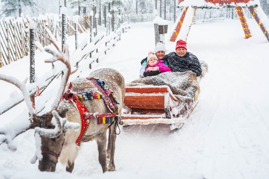 Rovaniemi: Private Pro Photoshoot in Santa Claus Village - Professional photographers and personal service