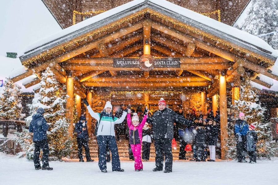 Rovaniemi: Private Pro Photoshoot in Santa Claus Village - Who should book this experience