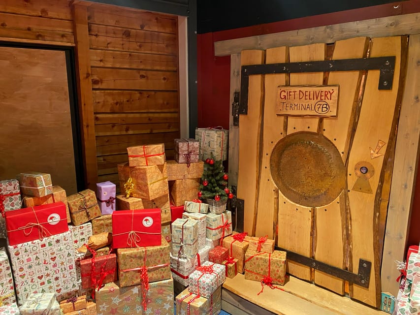 Rovaniemi: Santa Claus Village and Husky sledge/guided tour - Husky Park and the working dogs
