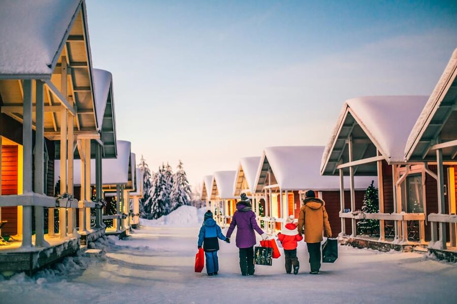 Rovaniemi: Tour to Santa Claus Village with Hotel pick up - Three hours or four hours of free time?