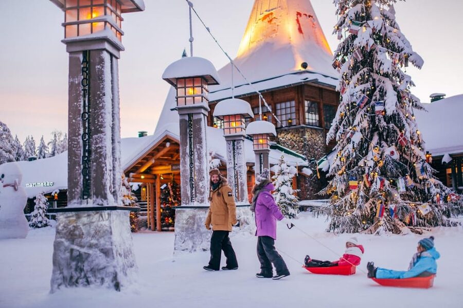 Rovaniemi: Tour to Santa Claus Village with Hotel pick up - Sending a card from Santa’s Post Office