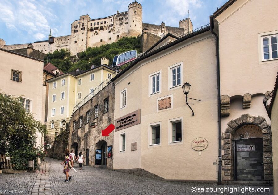 Salzburg: Christmas/Advent Concert & Dinner - Arriving at Fortress Hohensalzburg by funicular