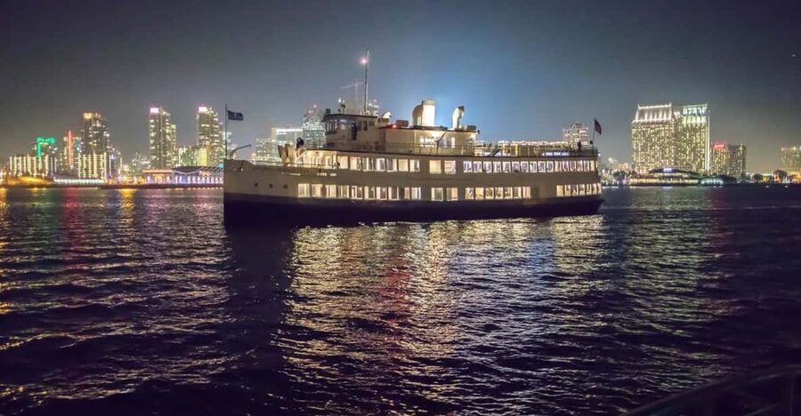 San Diego: New Year's Eve Early Buffet Dinner Cruise - The Music and Mood Onboard