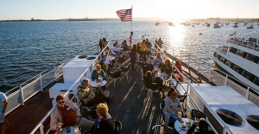 San Diego: New Year's Eve Gourmet Brunch or Dinner Cruise - The two-hour rhythm on the water