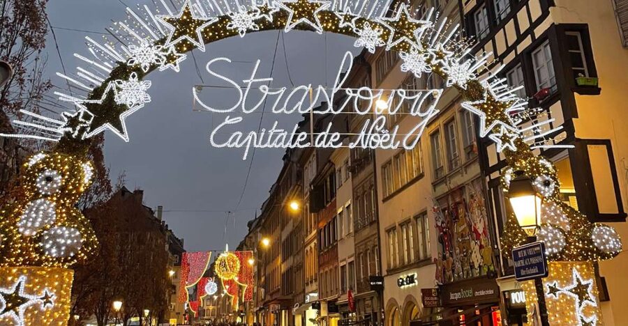 Strasbourg: Christmas Markets Walking Tour with Mulled Wine - Alsatian food turns the walk into a tasting tour