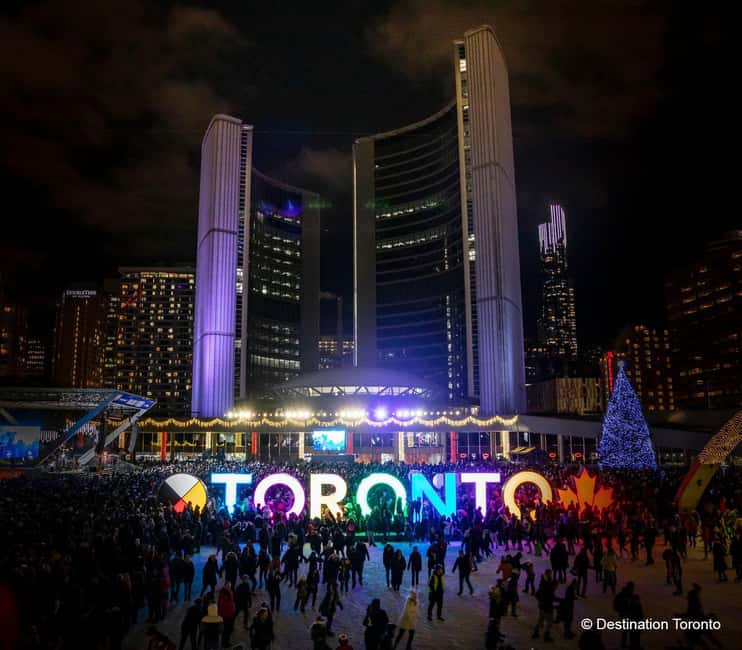 Toronto: Festive Lights Bus Tour - Yorkville’s polished holiday setting
