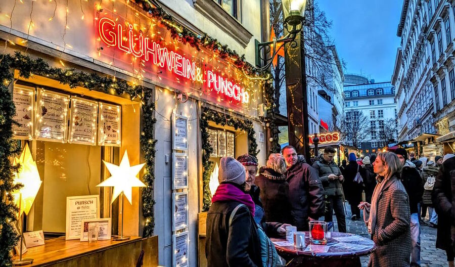 Vienna: Christmas Market Food and Drinks Tour - From Käsespätzle to Kaiserschmarrn