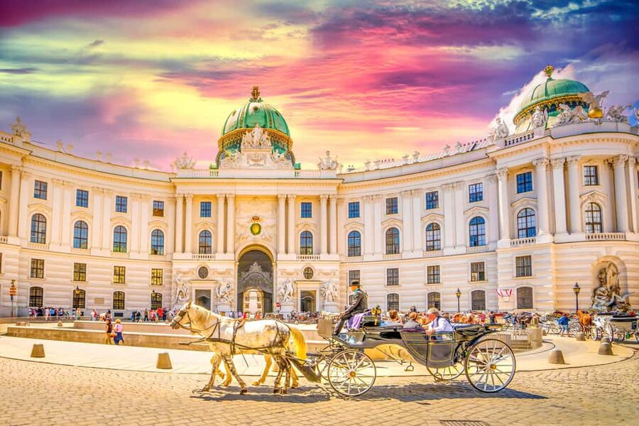 Vienna: Christmas Photoshoot with a Pro Photographer - Hofburg Palace and Heldenplatz