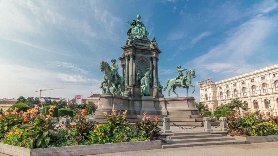 Vienna: Christmas Photoshoot with a Pro Photographer - Ending beneath St. Stephen’s Cathedral
