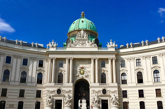 Vienna Christmas Tour - Am Hof brings punch and local food