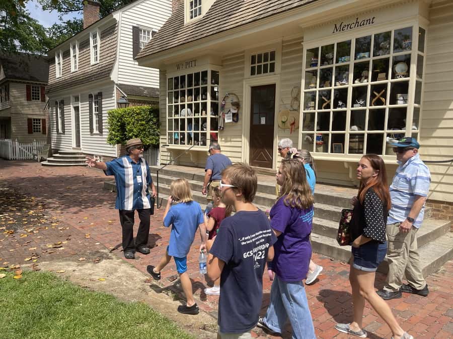 Williamsburg: Christmastime in Virginia Walking Tour - Christmas in Colonial Williamsburg Is Made by Hand