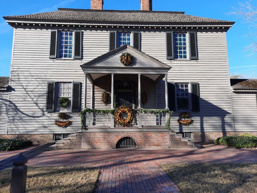 Williamsburg: Christmastime in Virginia Walking Tour - The Guide and Tour Style