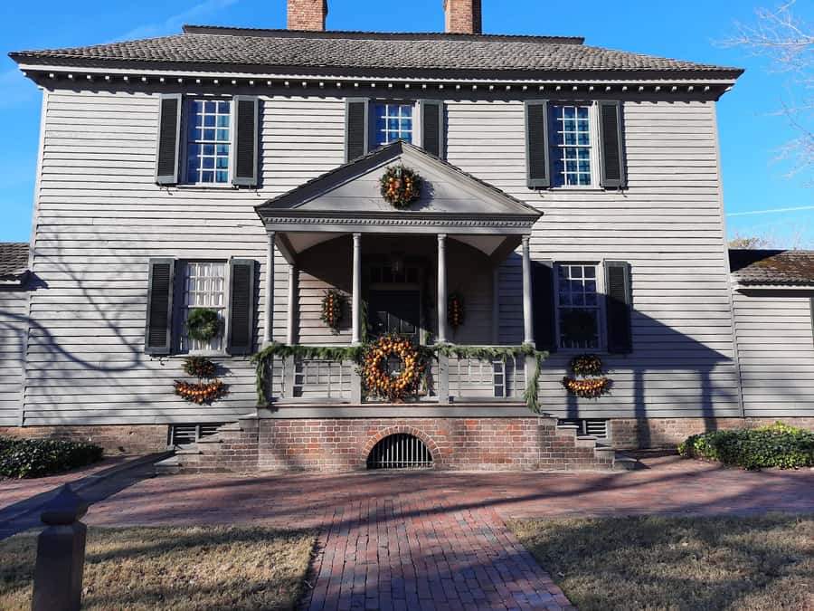 Williamsburg: Christmastime in Virginia Walking Tour - Following the Decorations Building by Building
