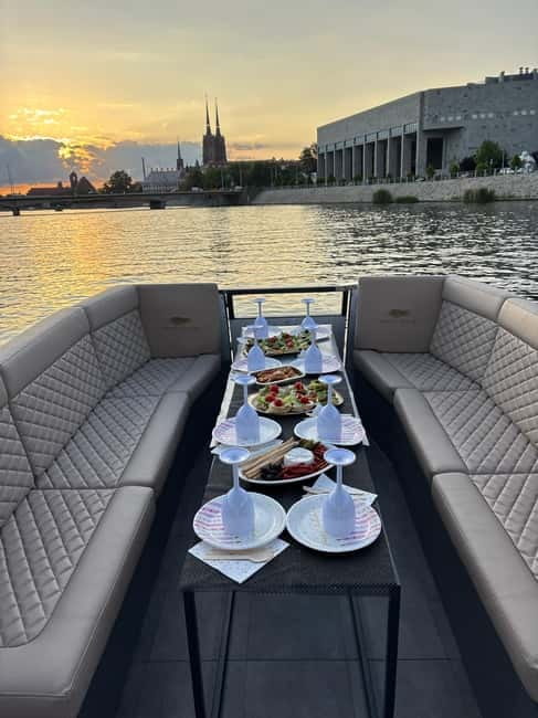 Wroclaw: Private 1h Christmas River Cruise - What you see during the one-hour route