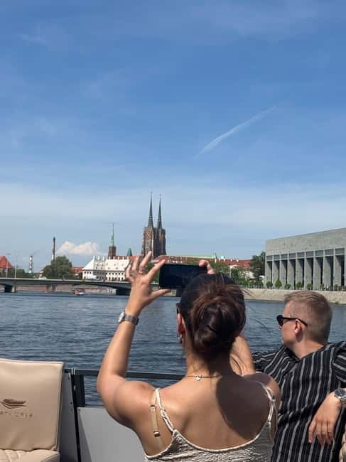 Wroclaw: Private 1h Christmas River Cruise - BYOB, snacks, and the important alcohol rule