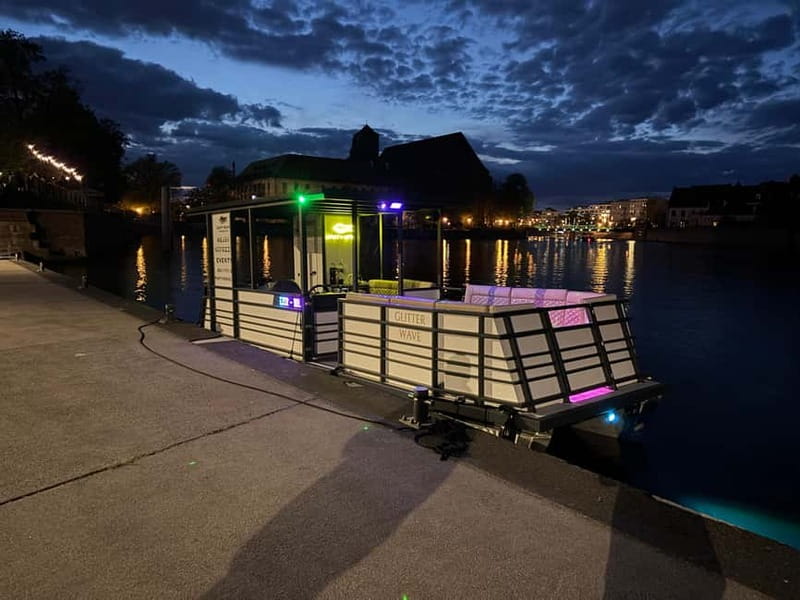 Wroclaw: Private 1h Christmas River Cruise - A boat ride that can stay quiet or turn lively