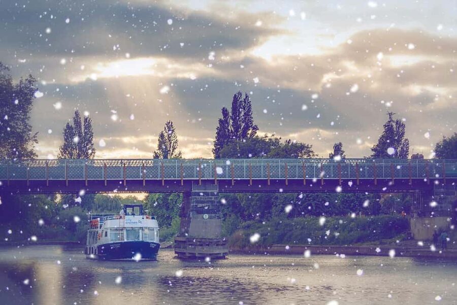 York: Festive River Cruise With Mulled Wine & Mince Pie - What happens during the one-hour sailing